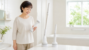 3種類の電動バスポリッシャーを比較する50代女性